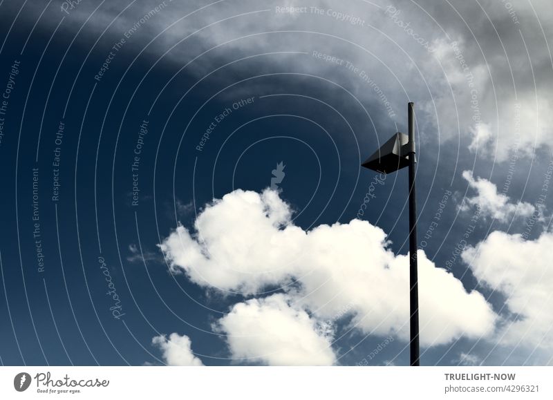 Straßenlaterne ganz modern, der dunkle Himmel ist ihr fern, doch mit der dicken weißen Wolke spricht sie gern. Der Dialog scheint ausgewogen, die Wolke ist bald fortgezogen