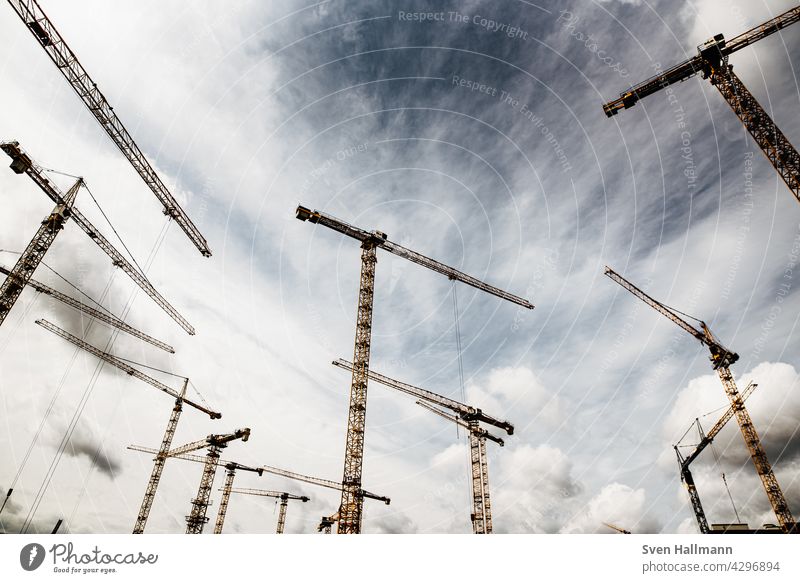 eine Großbaustelle mit vielen Kränen Kran Baustelle Himmel bauen hoch bauindustrie Bauwerk drehkran Baukran turmdrehkran Froschperspektive