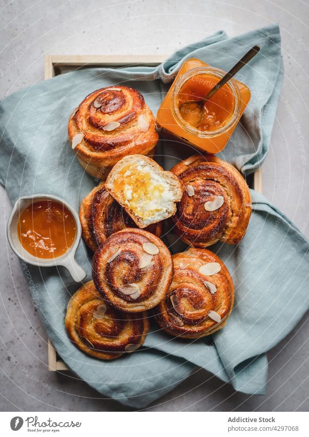 Zimtschnecken mit Marmelade und Honig Brötchen Liebling Frühstück Morgen dienen süß Dessert Lebensmittel Tablett Gewebe Gebäck Haufen selbstgemacht gebacken