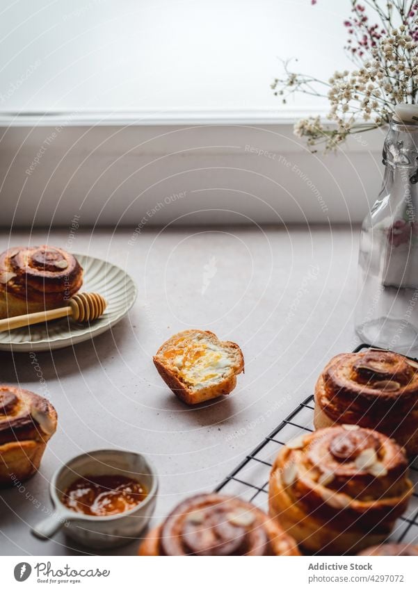 Frische Zimtschnecken auf dem Tisch Brötchen Morgen frisch Dessert Lebensmittel lecker Hälfte ganz Frühstück selbstgemacht organisch natürlich süß Mahlzeit