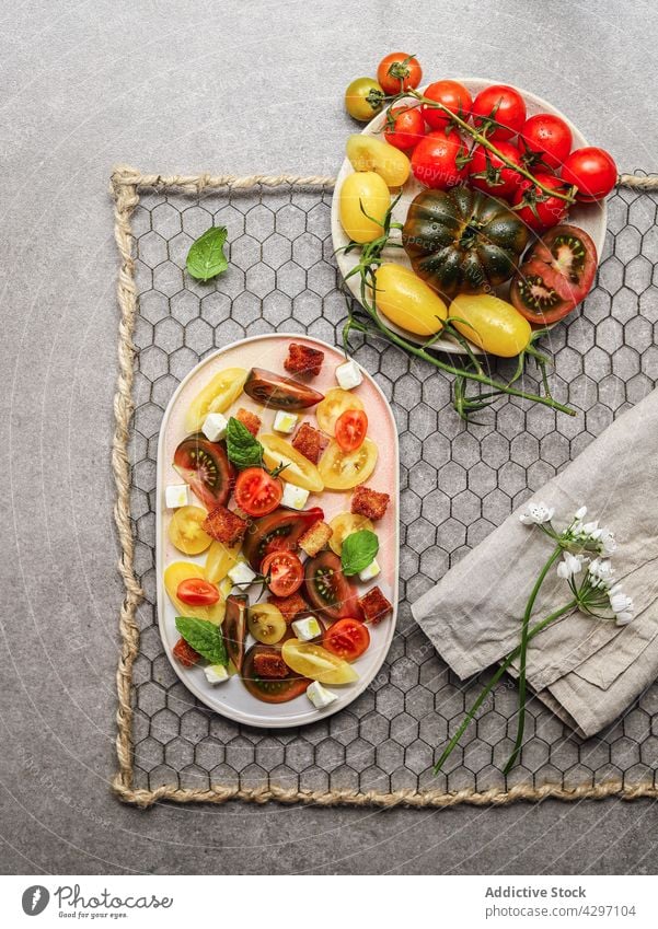 Gesunder Tomatensalat mit Feta-Käse Salatbeilage Teller Bestandteil dienen Mittagessen Gesundheit Lebensmittel Gemüse Mahlzeit Speise Vegetarier Ernährung