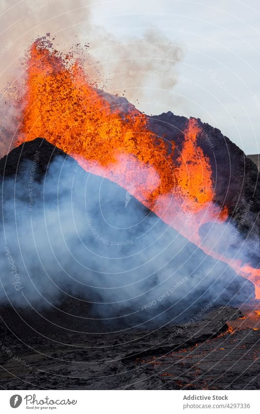 Vulkan, der mit heißer Lava ausbricht geplatzt Berge u. Gebirge Natur Geologie Rauch Katastrophe Energie Island vulkanisch Gipfel Brandwunde geschmolzen Felsen