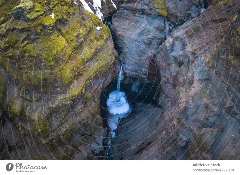 Felsige Klippen mit Wasserfall in der Natur Energie strömen Felsen Moos rau Fluss Island fließen Bach Kaskade Landschaft Wetter malerisch Stein Sauberkeit