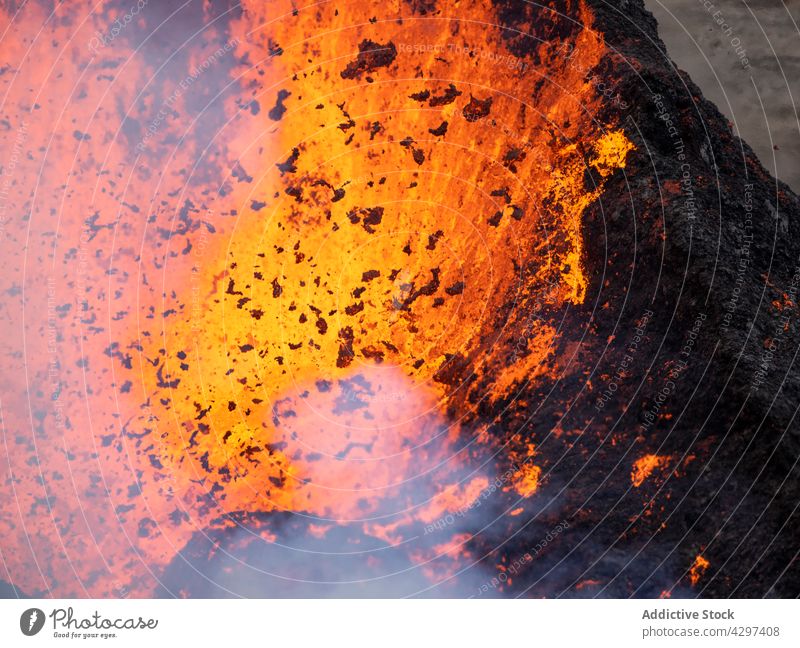 Vulkan, der mit heißer Lava ausbricht geplatzt Berge u. Gebirge Natur Geologie Rauch Katastrophe Energie Island vulkanisch Gipfel Brandwunde geschmolzen Felsen