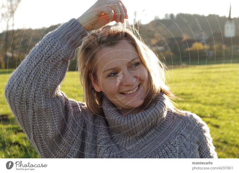 Herbstsonne und ein glückliches Lächeln Portrait Wärme Zufriedenheit gesichtsausdruck ruhig Romantik ausgeglichen gelassenheit Gesicht augen Leben Zuversicht