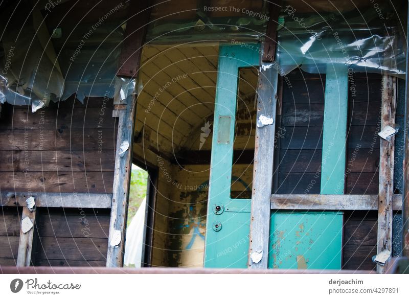 Abgestellt und ausgeråumt. Ein Eisenbahn Wagen mit Teilblick in das Innere. Eisenbahnwagen Industrie Außenaufnahme Farbfoto Metall Verkehr