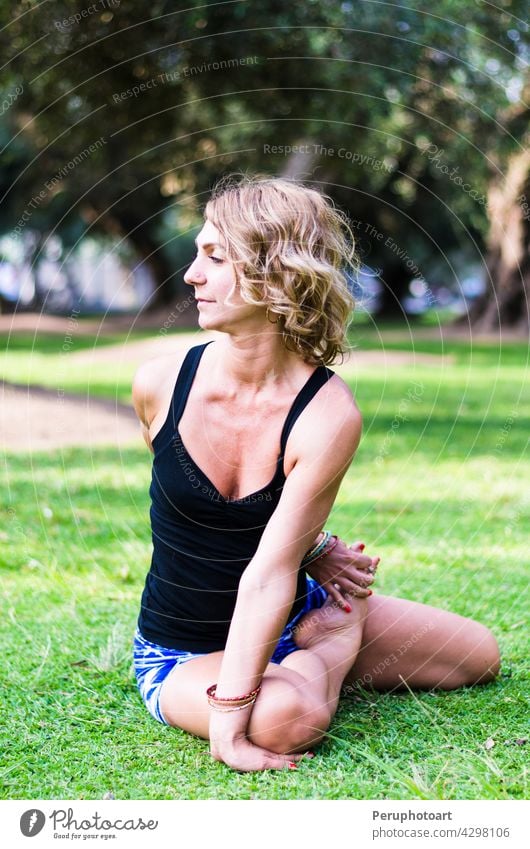 Hübsche Frau, die Yoga-Übungen im Park macht. Pose Gleichgewicht Gesundheit Sport Mädchen Menschen Körper Morgen sich[Akk] entspannen Lifestyle schön Pflege