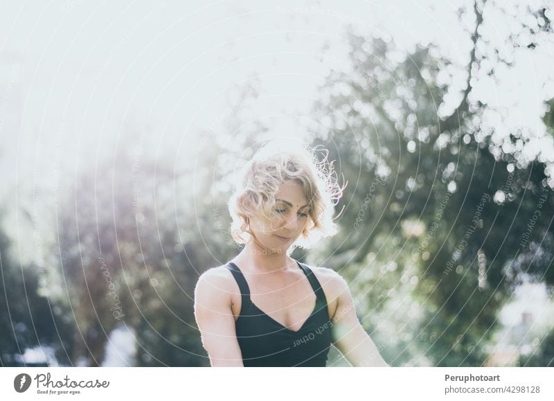 Frau meditiert und übt Yoga, Padmasana. Meditation auf sonnigen Herbsttag im Park. Workout im Freien. Aktivität Asana Übung Mädchen Gesundheit Lifestyle Natur