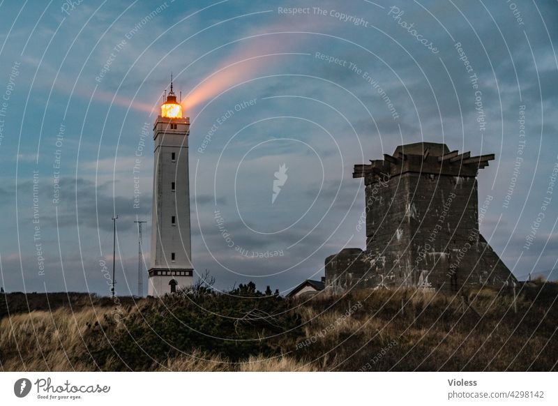 Blavands HukBlavands - Leuchturm Lichtkegel dunkel Dämmerung Sonnenuntergang Nordsee Fyr Lighthouse Jütland Dünengras Stranddüne Dänemark Blavands Fyr