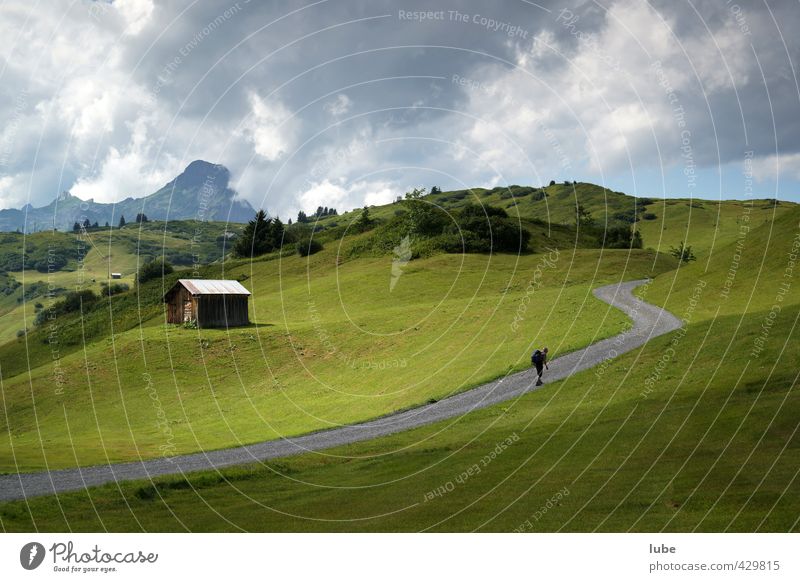 Einsamer Wanderer 1 Mensch Umwelt Natur Landschaft Himmel Wolken Sommer Klimawandel Wetter Hügel Felsen Alpen Berge u. Gebirge Gipfel Wege & Pfade wandern