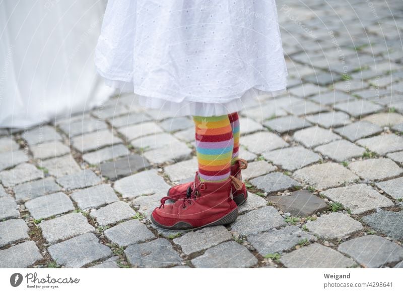 Kind mit Regenbogenhose bunt Mädchen Feier divers Gendergerechtigkeit Grundschule Kita farbenfroh Lebenslust