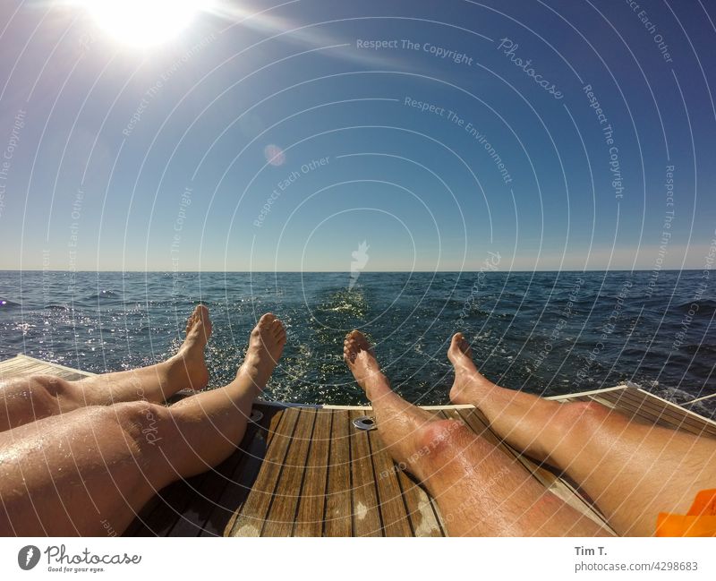 Vier Beine auf einer Badeklappe vier Ostsee Segeln baden Farbfoto Schwimmen & Baden Ferien & Urlaub & Reisen Wellen Wasser Meer Sommer Außenaufnahme Freude