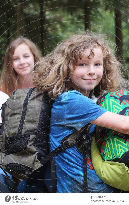 Ferienzeit | Geschwister freuen sich schon auf den Urlaub Porträt 2 Junge Mädchen Rucksack Gepäck Urlaubsstimmung Ferien & Urlaub & Reisen gepackt Freude