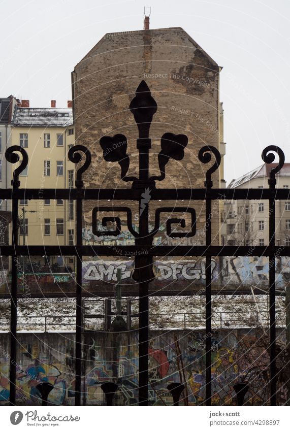 Metallzaun vor Brandmauer Winter Fassade Architektur Prenzlauer Berg Berlin Himmel Zierelement Ornament feucht Vergangenheit Altbau Verzierung alt