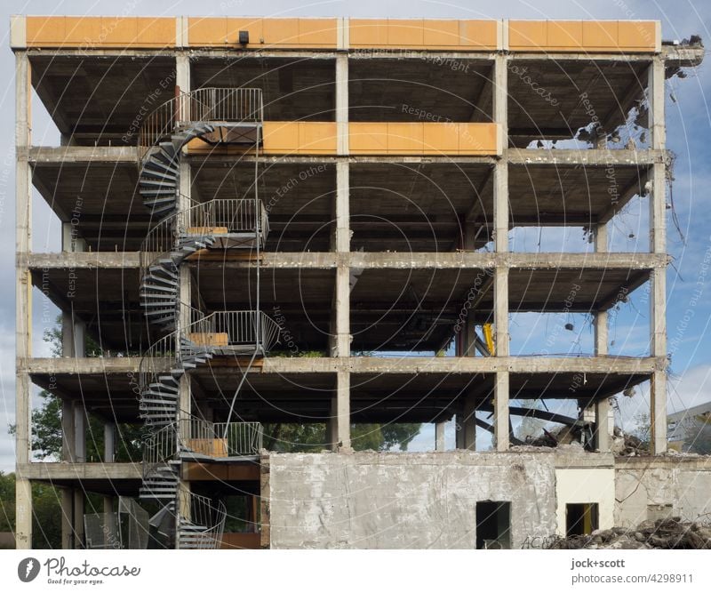 Skelettbau bereit für den Abriss Skelettbauweise Moderne Architektur Gebäude Abrissgebäude Strukturen & Formen Demontage Symmetrie authentisch Wendeltreppe