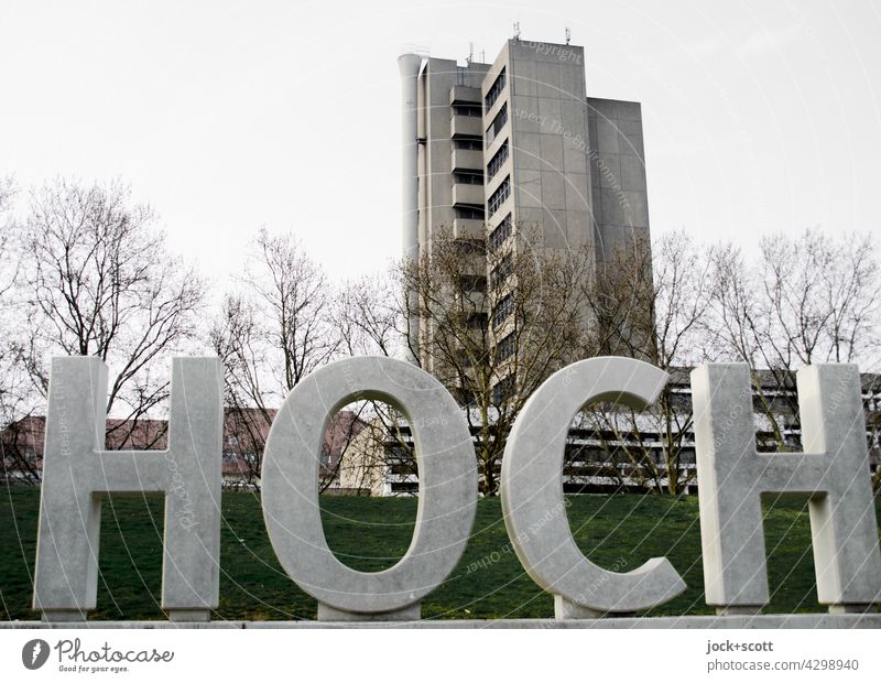 HOCH am hohen Haus Buchstaben Wort Typographie Hochhaus kahle Bäume Himmel Beton Berlin-Wedding Fachhochschule Fassade Rasenfläche Gebäude Moderne Architektur