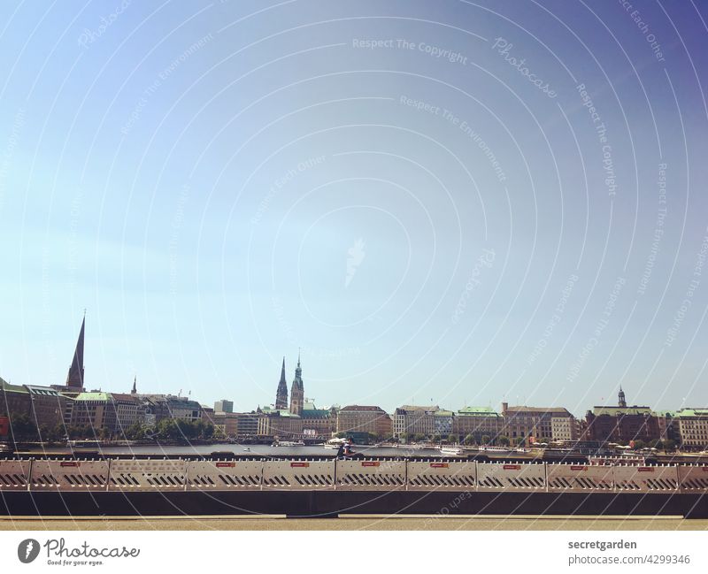 Der schiefe Turm in Hamburg. Innenstadt Skyline Sommer Himmel Absperrung Straße Architektur Kirchturm deutschland Alster Sonnig Straßenrand Zentrum