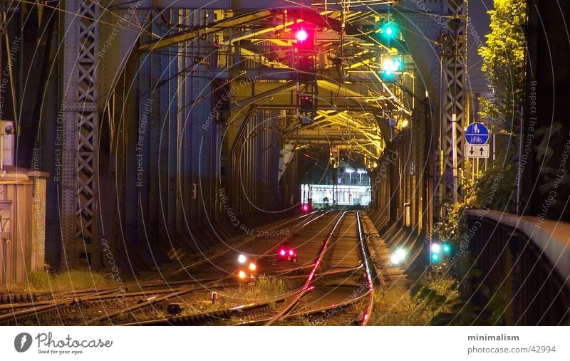 ..beide richtungen Eisenbahn Gleise Nachtaufnahme Langzeitbelichtung Hohenzollernbrücke Köln Hauptbahnhof Träger Stahlträger Verkehr stahlkonstuktion