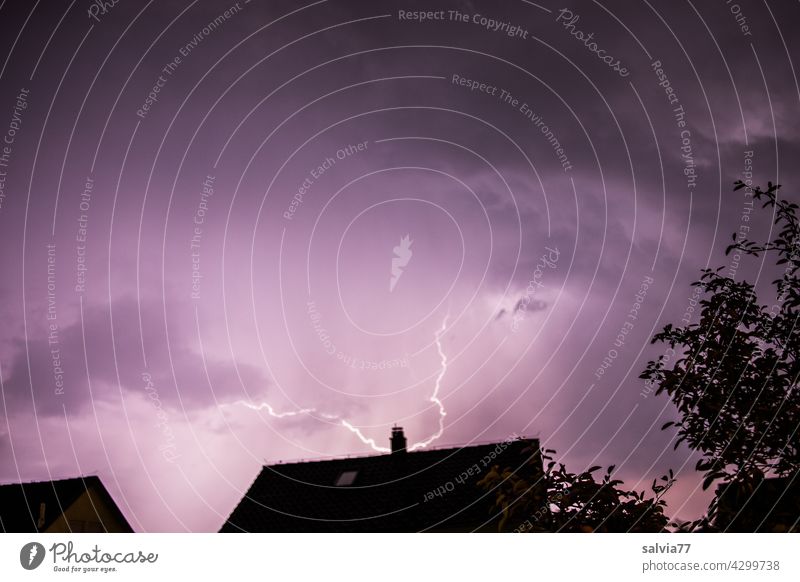 Blitzeinschlag Unwetter Gewitter Nacht Himmel schlechtes Wetter Gewitterwolken Lichterscheinung bedrohlich Urelemente Nachthimmel Umwelt Natur Naturgewalt