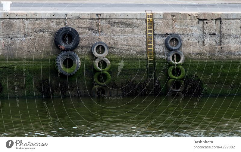 Hafenmauer mit Zugangsleiter und Altreifen Wand MEER Laufmasche Meer Portwein Anlegestelle Stein Landen Mauerwerk Maurerhandwerk Beton Architektur Küste