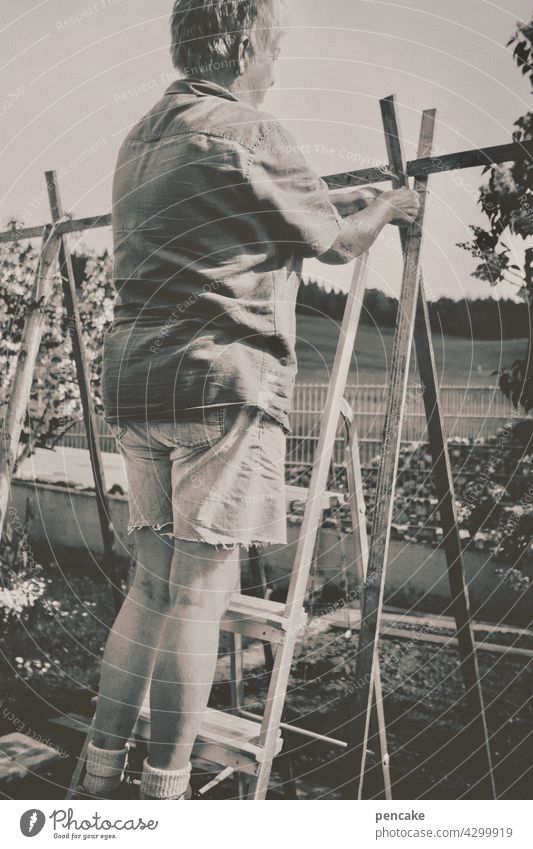 bohnenstange Garten Frau Gärtnerin Bohnenstange Natur wachsen Gemüse natürlich pflanze Stangenbohnen Selbstversorger gesund leben Vintage-Stil Monochrom