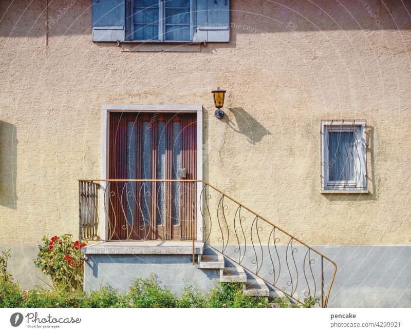 heile welt Haus Einfamilienhaus Eingang Tür Schatten Sonnenlicht bürgerlich Realismus heile Welt Gebäude traditionell Hochparterre Treppe Geländer 60ziger urban