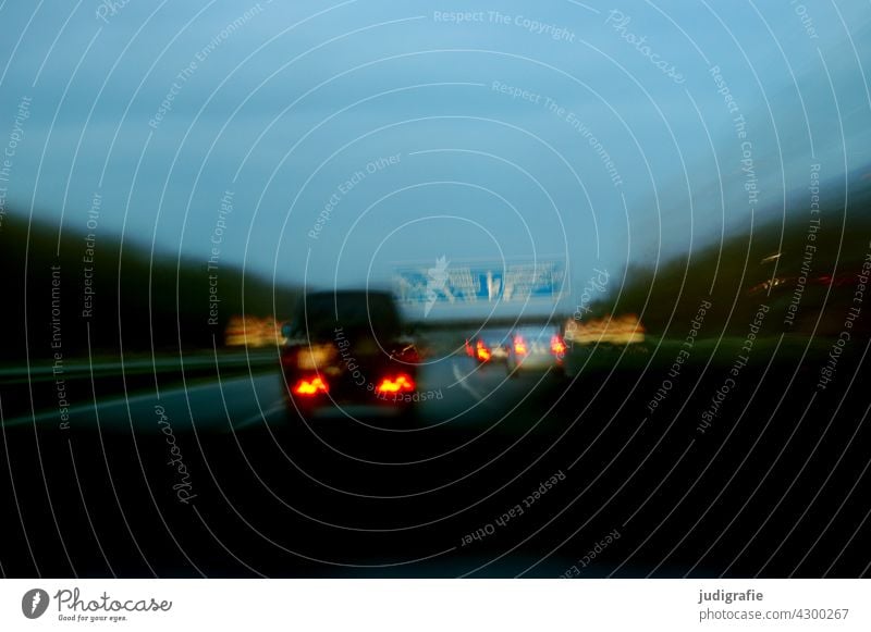 Autobahn reisen Verkehr Geschwindigkeit PKW Nacht fahren Bewegung Straßenverkehr Verkehrsmittel Fahrzeug Mobilität Verkehrswege Autofahren Bewegungsunschärfe