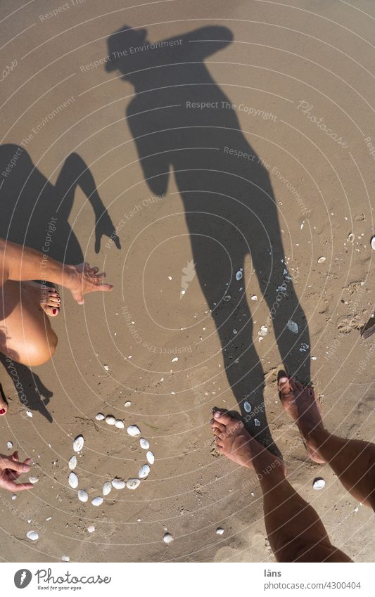 Strandliebe l Liebeserklärung Herz Sand Frau Mann Meer Romantik Glück Ferien & Urlaub & Reisen Zeichen Verliebtheit Farbfoto Partnerschaft Freundschaft