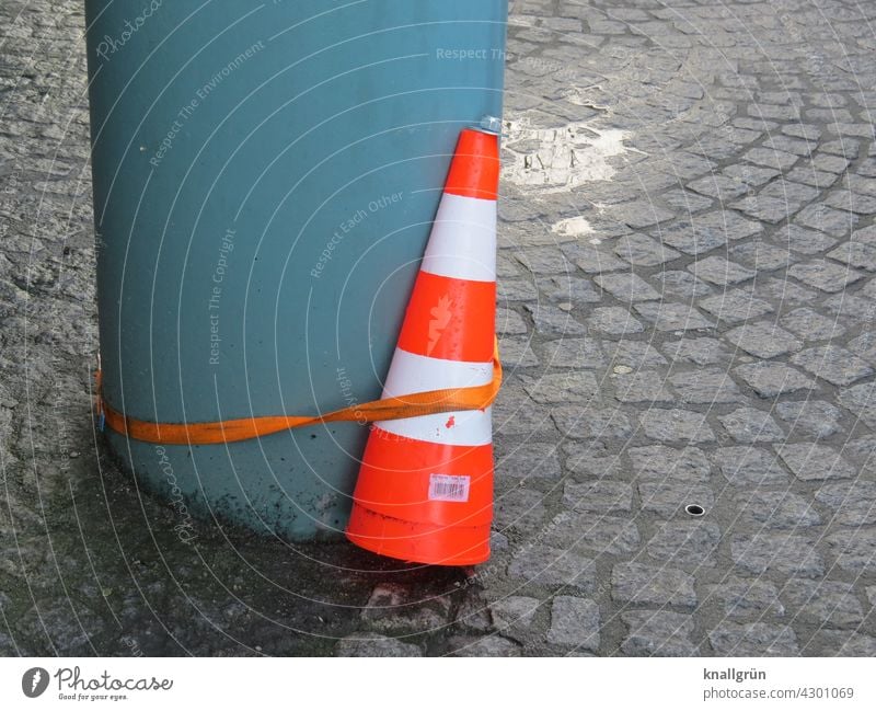 Feste Verbindung zusammengebunden Pylon Verkehrshütchen Säule Leitkegel Warnkegel Sicherheit Farbfoto Außenaufnahme Menschenleer Tag Architektur