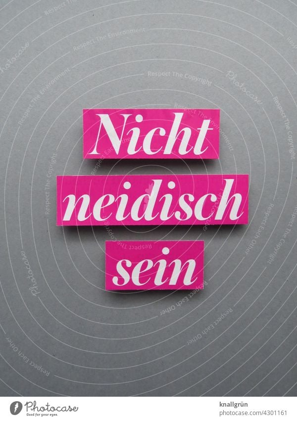 Nicht neidisch sein Neid Gefühle unzufrieden Stimmung Frustration Farbfoto Ärger Menschenleer Kommunizieren Hintergrund neutral Wort Buchstaben Satz Letter Text