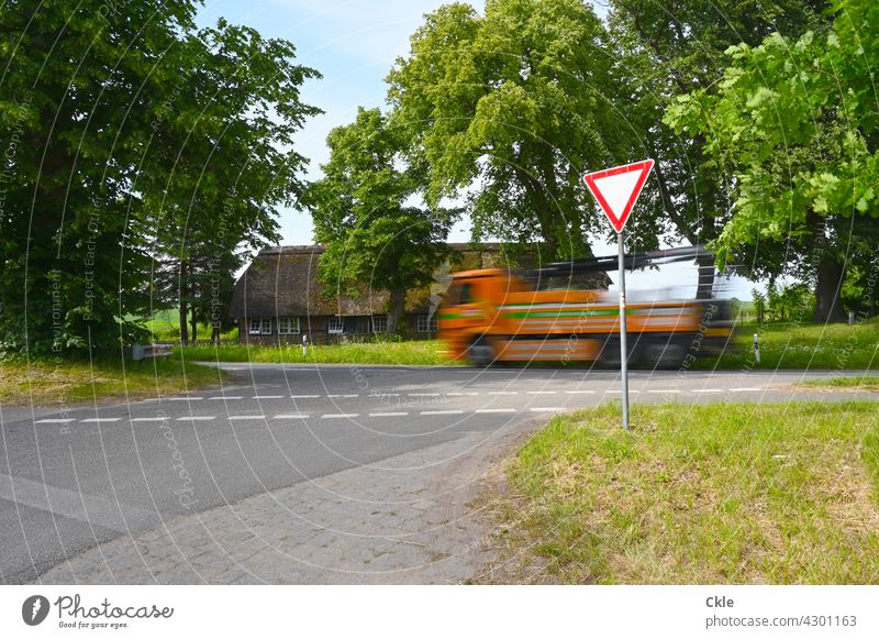 Lärm Laster Bauernhaus Landstraße Verkehr Verkehrslärm Überlandstraße Verkehrschild Vorfahrt Lastwagen Straße Verkehrswege Straßenverkehr Autofahren