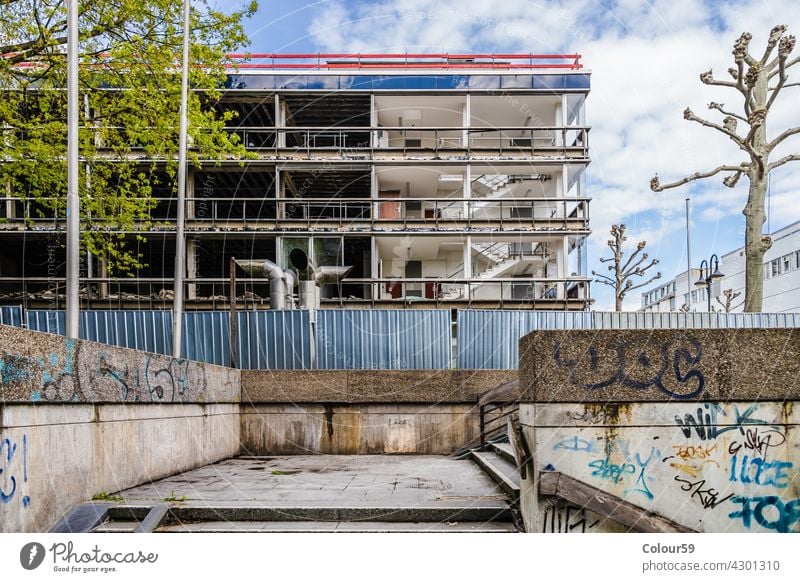 Abriss von Bürokomplex Großstadt urban Detailaufnahme Haus Demontage Industrie Bagger Konstruktion Gerät industriell Planierraupe Maschine Arbeit Gebäude