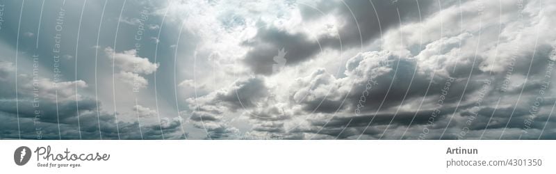 Panorama-Ansicht von bedecktem Himmel. Dramatischer grauer Himmel und weiße Wolken vor Regen in der Regenzeit. Bewölkter und stimmungsvoller Himmel. Sturmhimmel. Wolkenlandschaft. Düsterer und stimmungsvoller Hintergrund. Bedeckte Wolken.