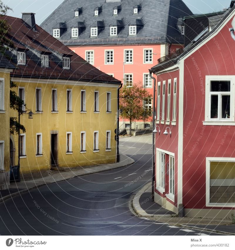 Kleinstadt Dorf Stadtzentrum Altstadt Haus Marktplatz Rathaus Gebäude Mauer Wand Fassade Fenster Tür Sehenswürdigkeit Straße Farbe Hauptstraße Farbfoto