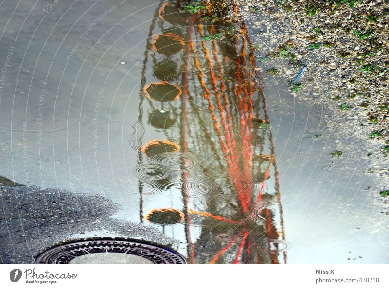 Nasses Volksfest Feste & Feiern Oktoberfest Jahrmarkt Wasser Wassertropfen Wetter schlechtes Wetter Unwetter Regen nass Riesenrad Fahrgeschäfte Gully