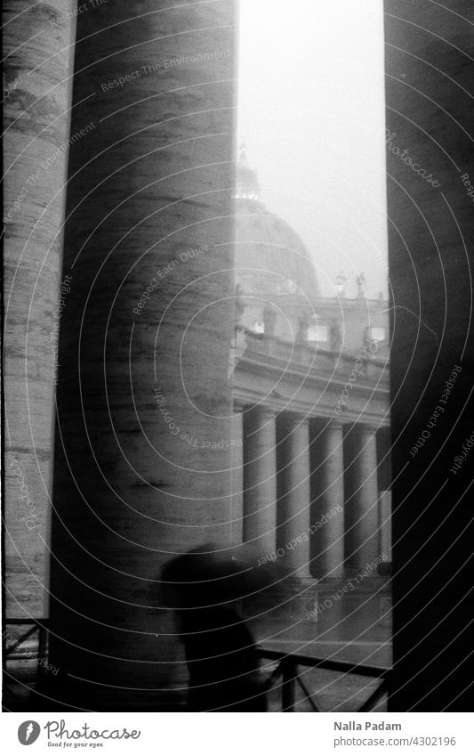 Petersdom analog Analogfoto sw schwarzweiß Schwarzweißfoto Regen Wetter Regenschirm düster Unterstand Säule Kuppel Unwetter Architektur nass