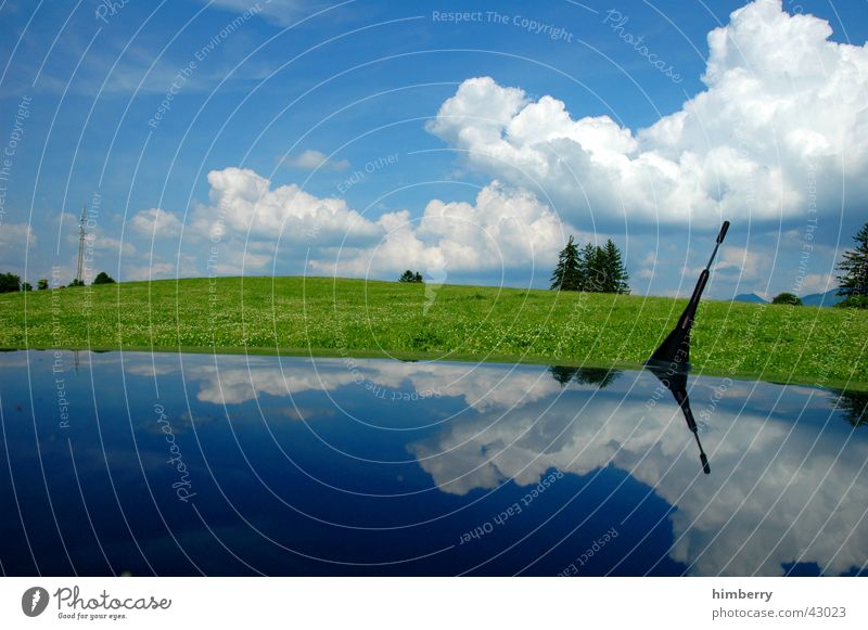 over the top KFZ Antenne Himmel Radio Radiogerät Spiegel Spiegelbild Wolken Sommer Sommertag Wiese Autodach Berge u. Gebirge Motorsport PKW