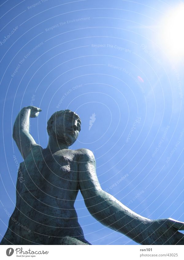 Gib mir die Hand Kleines Statue Denkmal Freizeit & Hobby Arme Kopf Körper Sonne Himmel blau