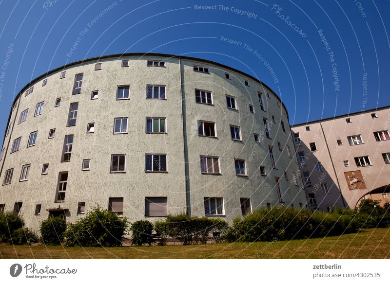 Siemenssiedlung, Berlin-Reinickendorf altbau außen brandmauer fassade fenster haus himmel himmelblau hinterhaus hinterhof innenhof innenstadt mehrfamilienhaus