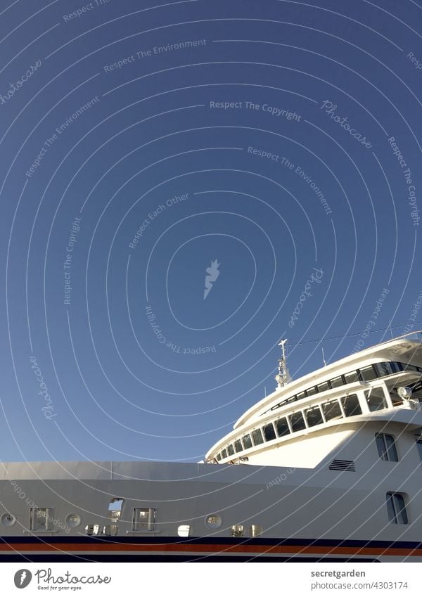 Schiff ahoi Kreuzfahrtschiff Himmel blau weiss Schifffahrt Farbfoto Außenaufnahme Passagierschiff Ferien & Urlaub & Reisen Tourismus Tag Menschenleer An Bord