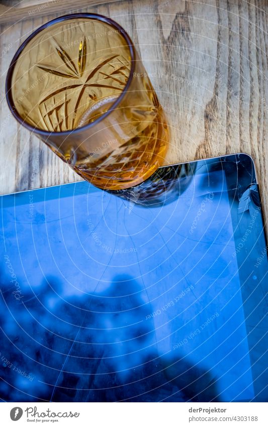 Zerstörtes Display mit Glas auf einem Holztisch Zerstörung Schrott Abfall kaputt Textfreiraum oben Textfreiraum links Textfreiraum unten Starke Tiefenschärfe