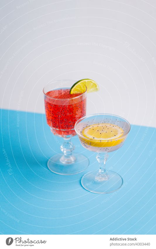 Sommercocktails auf dem Tisch im Studio Cocktail Erfrischung Glas trinken Getränk Scheibe Zitrusfrüchte kalt lecker Zitrone Kalk dienen Alkohol sehr wenige