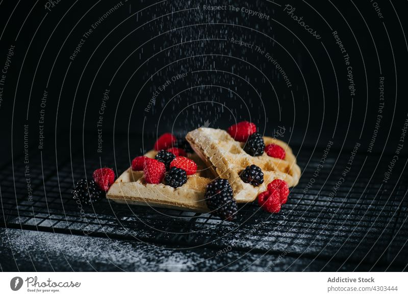 Waffeln serviert mit frischen Beeren und Puderzucker Pulver Zucker bestäuben Dessert süß Veganer dienen Atelier lecker Lebensmittel geschmackvoll kulinarisch