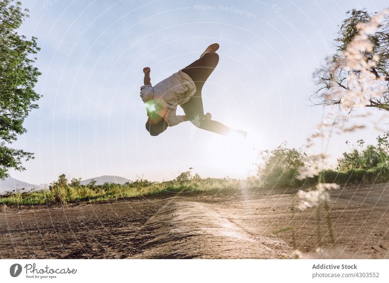 Mann springt und zeigt Parkour-Stunt Le Parkour Trick springen akrobatisch Moment extrem Freiheit Energie männlich Aktivität ausführen über der Erde Bewegung