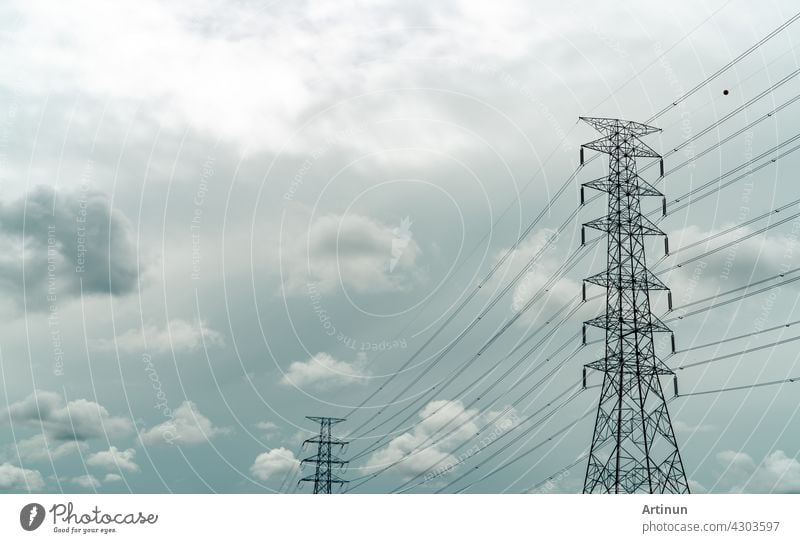 Hochspannungsmast und elektrische Leitung mit grauem Himmel und weißen Wolken. Elektrizitätsmasten. Macht und Energie-Konzept. Hochspannungsnetz Turm mit Draht Kabel. Infrastruktur. Stromverteilung