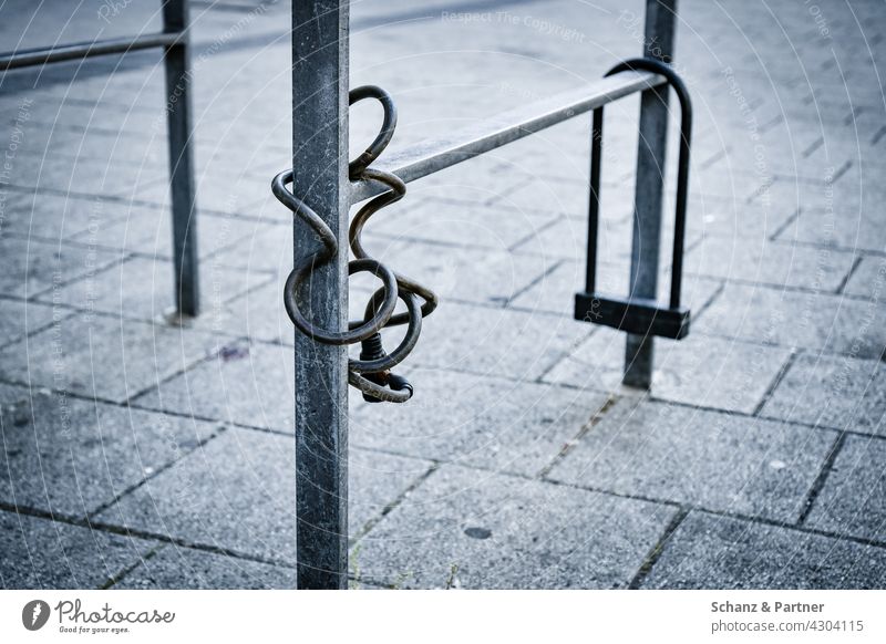 zwei Fahrradschlösser an einem Fahrradständer gestohlen Fahrradschloss abschließen sichern geklaut stehlen klauen Fahrraddieb Dieb entwendet Spiralschloss