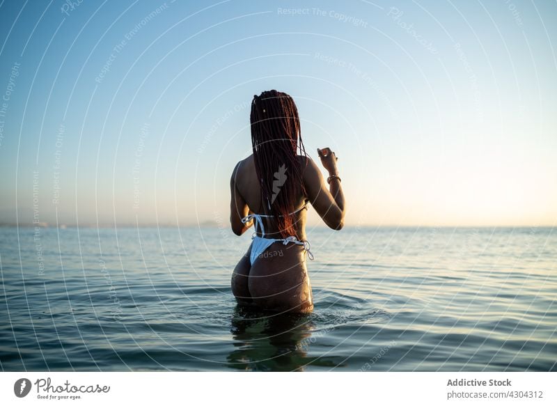 Schwarze Frau mit Zöpfen am Strand Bikini Sommer schwarz Afrikanisch Urlaub Zopf schön MEER jung Porträt Glück attraktiv Person Feiertag Afro-Look Hintergrund