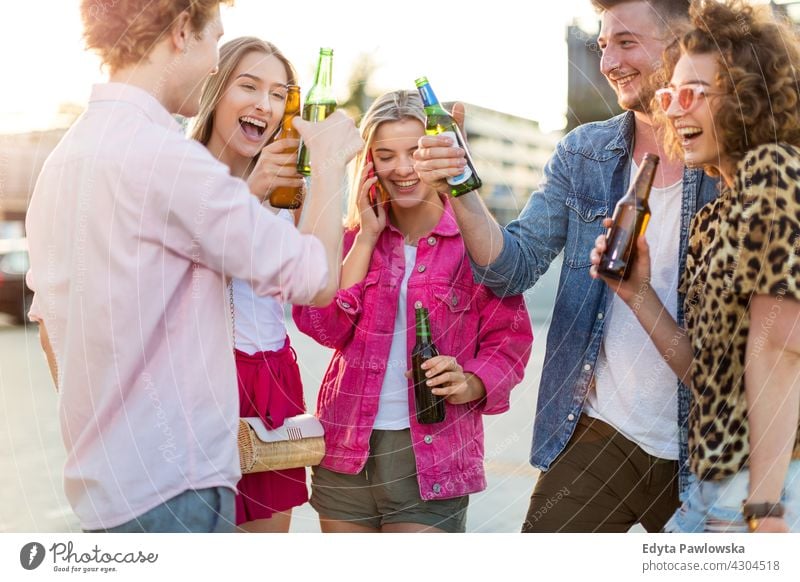 Gruppe von Freunden trinken Bier zusammen Menschengruppe Gruppe von Personen Zusammensein Frau Frauen jung lässig schön attraktiv Mädchen Mann Männer männlich