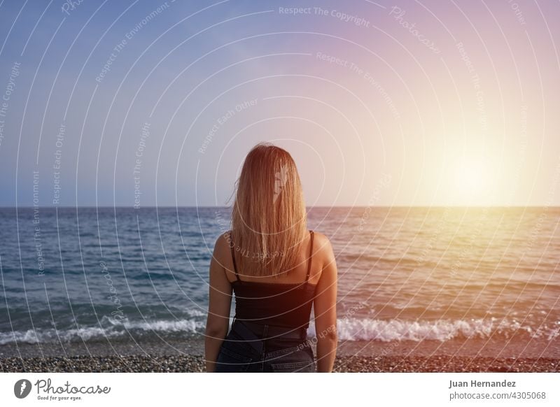 Frau mit Blick auf den Horizont im Meer. jung MEER Strand Sonnenuntergang Erholung Freiheit sorgenfrei horizontal genießen Genuss sich[Akk] entspannen Stehen