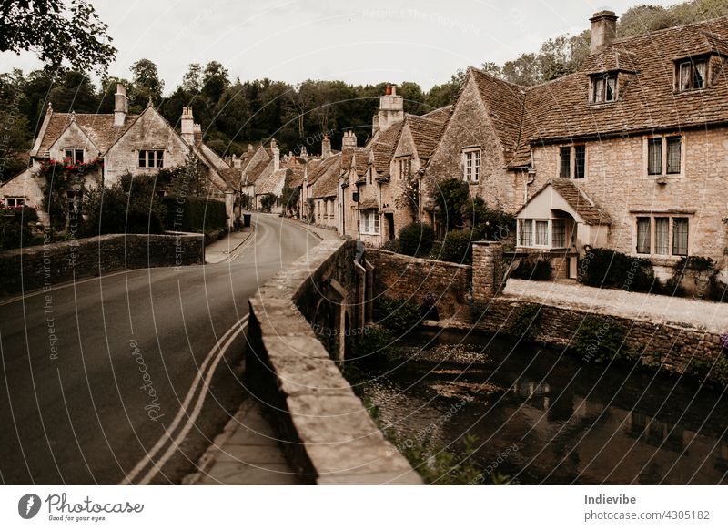 Castle Combe traditionelles englisches Dorf mit hübscher Brücke an einem Sommertag. Niemand und kein Auto auf der Straße. Architektur Gebäude Burg oder Schloss